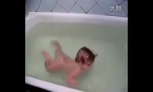 Сладко бебе плува като рибка!