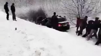 Руснаци помагат на закъсал шофьор
