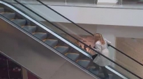   Ето как една блондинка използва ескалатор 