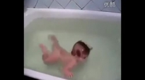 Сладко бебе плува като рибка!
