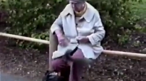  Баба в парка с катеричките